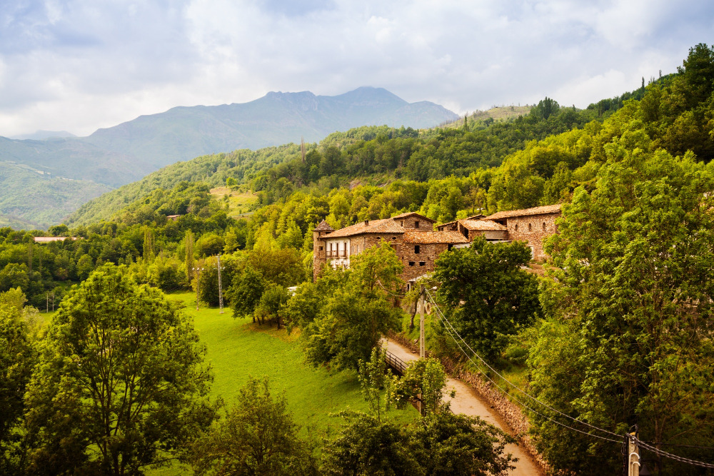 Maisons traditionnelles dans un paysage montagneux
