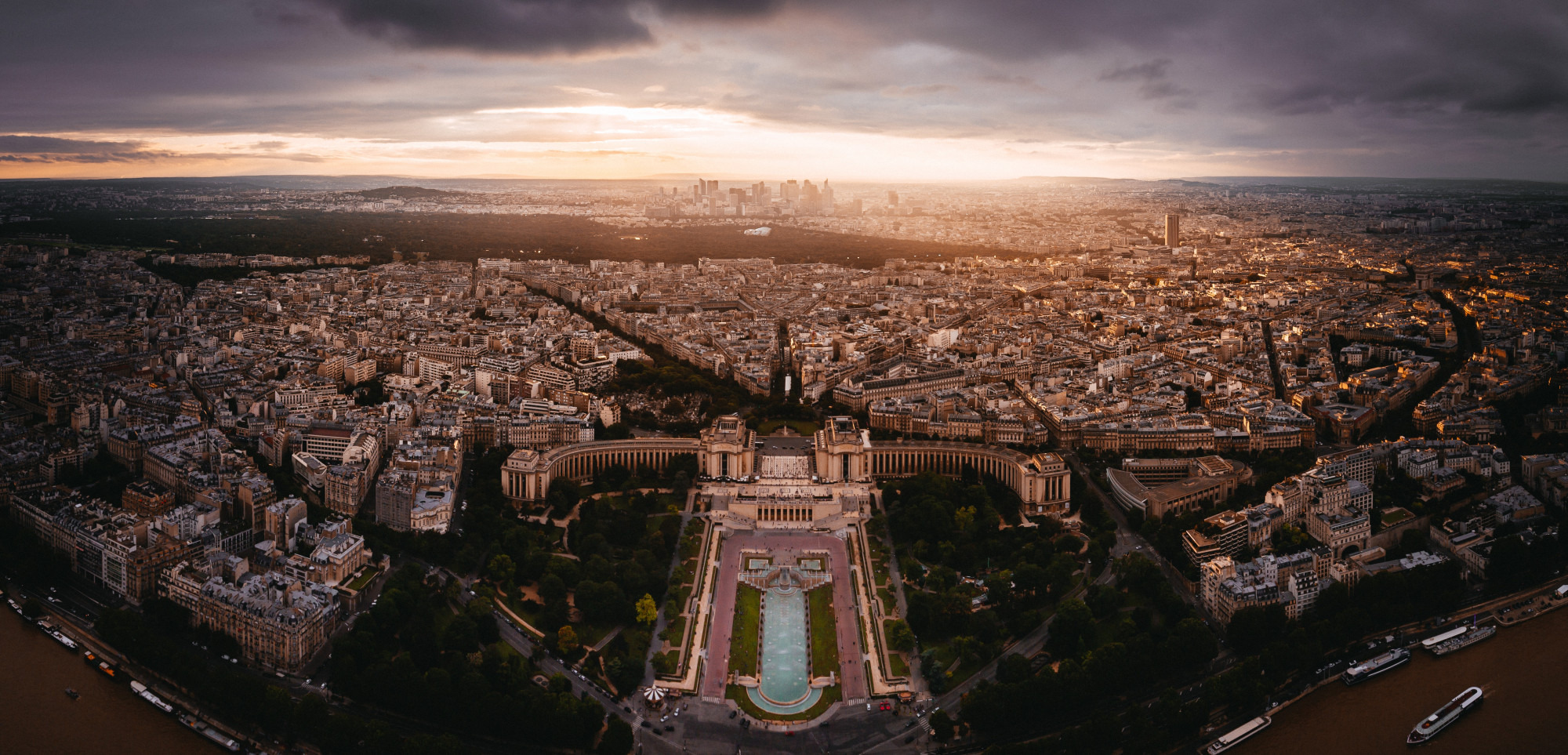 Vue panoramique de Paris au coucher du soleil